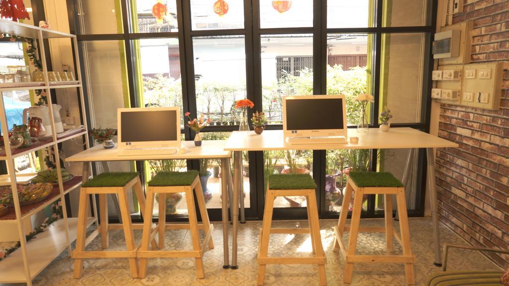 Tiger Lily Hostel Bangkok Exterior foto